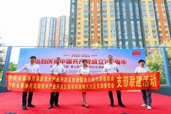 卡通红色汽车拼图