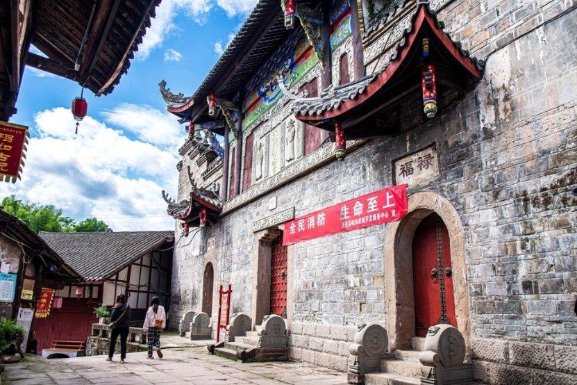郭晶晶下嫁百亿顶级豪门后，三块钱的发圈一直戴，“华服”不过千元